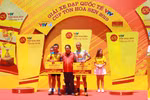 Các tay đua nhận giải thưởng sau chặng 8 tại Giải đua xe đạp quốc tế VTV Cup Tôn Hoa Sen 2019 . (Ảnh: Trần Tĩnh/TTXVN)
