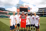 Các cầu thủ Arsenal chụp ảnh lưu niệm tại sân của Washington Nationals. (Ảnh: Arsenal)
