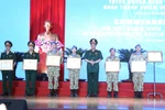 Thượng tướng Trần Quang Phương trao tặng bằng khen cho các cá nhân, tập thể có thành tích xuất sắc trong tham gia nhiệm vụ gìn giữ hòa bình Liên hợp quốc. (Ảnh: Xuân Khu/TTXVN)