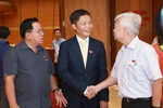 Bộ trưởng Bộ Công Thương Trần Tuấn Anh trao đổi với các đại biểu. (Ảnh: Doãn Tấn/TTXVN)