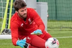 Alisson Becker tập luyện trở lại. (Ảnh: Sky Sports)