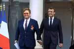 Tổng thống Pháp Emmanuel Macron và danh ca Elton John. (Ảnh: Le Parisien)