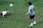 Mohamed Salah chơi bóng cùng trẻ khuyết tật. (Ảnh: Reuters)