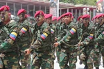 Quân đội Venezuela tham gia cuộc diễu binh tại Caracas. (Ảnh: AFP/TTXVN)