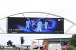 Biển quảng cáo của Manchester City đặt ngay cạnh sân Old Trafford. (Ảnh: Daily Mail) 