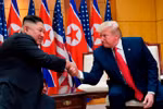 Tổng thống Mỹ Donald Trump và nhà lãnh đạo Kim Jong-un tại Nhà Hoà bình. (Ảnh: CNN) 