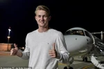 Matthijs De Ligt đặt chân tới Turin. (Ảnh: Getty)