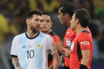 Messi trao đổi với các trọng tài trong trận gặp Brazil. (Ảnh: Getty)