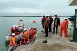 Lực lượng cứu hộ, cứu nạn tiếp tục triển khai công tác tìm kiếm người mất tích trong vụ chìm ca nô ở vùng biển Cửa Đại. (Ảnh: Trần Tĩnh/TTXVN)