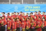 Các cầu thủ U23 Việt Nam và huấn luyện viên trưởng Park Hang-seo thực hiện nghi thức chào cờ dành cho đội giành huy chương Vàng. (Ảnh: Minh Quyết/TTXVN)