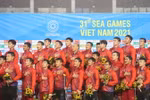 Các cầu thủ U23 Việt Nam và huấn luyện viên trưởng Park Hang-seo thực hiện nghi thức chào cờ dành cho đội giành huy chương Vàng. (Ảnh: Minh Quyết/TTXVN)