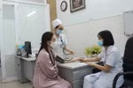 Bác sỹ của Phòng khám hậu COVID-19, Bệnh viện Đa khoa tỉnh Khánh Hòa thăm khám cho bệnh nhân đến khám do nghi ngờ mắc các triệu chứng hậu COVID-19. (Ảnh: Phan Sáu/TTXVN)