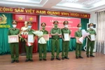 Lãnh đạo Công an tỉnh Phú Yên khen thưởng công an các đơn vị, địa phương đã có thành tích xuất sắc trong phòng chống tội phạm. (Ảnh: Phạm Cườn/TTXVN)