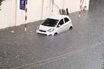 [Photo] Hà Nội: Mưa lớn khiến nhiều tuyến phố ngập thành sông 
