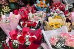 Thị trường hoa tươi bắt đầu sôi động, giá tăng cao trước thềm lễ 8/3. (Ảnh: Minh Hiếu/Vietnam+)