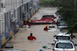 Lực lượng cứu hộ làm nhiệm vụ tại khu vực ngập lụt ở Daejeon, Hàn Quốc ngày 30/7. (Ảnh: AFP/TTXVN)