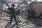 Nhân viên cứu hộ đến từ Pháp tìm kiếm nạn nhân dưới đống đổ nát sau vụ nổ ở Beirut, Liban. (Ảnh: AFP/TTXVN)