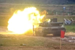 Các kíp xe tăng Nga đã thực hiện thuần thục các thao tác điều khiển xe qua các loại địa hình, xạ kích chính xác trong các điều kiện phức tạp, dội bão lửa vào các mục tiêu đối phương giả định ở các cự ly khác nhau. (Ảnh: Trần Hiếu/TTXVN)