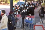 Người dân xếp hàng chờ mua hàng hóa tại siêu thị ở Melbourne, Australia trước khi lệnh giới nghiêm do COVID-19 được ban bố. (Ảnh: AFP/TTXVN)