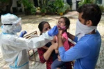 Nhân viên y tế lấy mẫu dịch xét nghiệm COVID-19 cho người dân tại New Delhi, Ấn Độ. (Ảnh: THX/TTXVN)