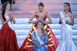 Hoa hậu Thế giới 2014 Jolene Strauss trao vương miện cho Hoa hậu Thế giới 2015 Mireia Lalaguna Rozo. (Nguồn: AFP/TTXVN)