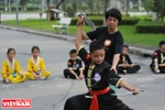 Nữ võ sư Thanh Tâm hướng dẫn võ sinh luyện tập bài song đao. (Ảnh: Trần Thanh Giang)