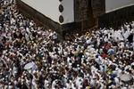Các tín đồ Hồi giáo hành lễ tại Nhà thờ Lớn ở thánh địa Mecca ngày 20/9. (Nguồn: AFP/TTXVN)