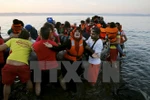 Người di cư tại đảo Lesbos của Hy Lạp được cứu sau vụ chìm thuyền ngày 19/9. (Ảnh: Reuters/TTXVN)