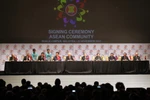 Các nhà lãnh đạo ASEAN tại lễ ký. (Ảnh: Đức Tám/TTXVN)