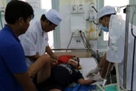 Cấp cứu một bệnh nhi sốt xuất huyết. Ảnh minh họa. (Nguồn: Lê Sen/TTXVN)