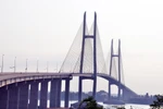 Cầu Tsubasa bắc qua sông Mekong nối liền đường bộ TP. Hồ Chí Minh với Phnom Penh của Campuchia. (Ảnh: Xuân Khu/TTXVN)