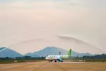 Nghi thức vòi rồng đón máy bay Airbus A320neo của Bamboo Airways. (Ảnh: CTV/Vietnam+)