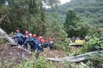 Lực lượng cứu hộ tiếp cận hiện trường cấp cứu người bị nạn. (Ảnh: Trần Lê Lâm/TTXVN)