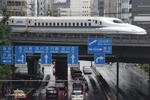 Trong ảnh (tư liệu): Tàu cao tốc Shinkansen di chuyển tại thủ đô Tokyo, Nhật Bản. (Ảnh: AFP/ TTXVN)