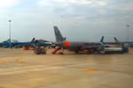 Máy bay của hai hãng hàng không Jetstar Pacific-Vietnam Airlines. (Ảnh: Việt Hùng/Vietnam+)