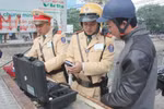 Cảnh sát giao thông tiến hành đo nồng độ cồn. (Ảnh: Việt Hùng/Vietnam+)