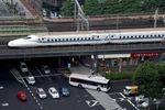 Tàu cao tốc Shinkansen di chuyển tại thủ đô Tokyo, Nhật Bản. (Ảnh: AFP/TTXVN)