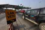 Nhà đầu tư BOT Hà Nội-Bắc Giang đã triển khai biển báo chỉ dẫn, sơn kẻ vạch hướng dẫn xe dán thẻ đi đúng làn thu phí tự động. (Ảnh: Huy Hùng/Vietnam)