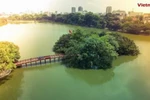 Chung tay bảo vệ môi trường để có những không gian xanh như Hồ Gươm. (Ảnh: Vietnam+)