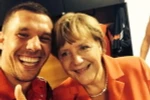 Podolski chụp ảnh “tự sướng” với Thủ tướng Đức Merkel