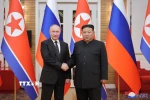 Ngày 19/6/2024, Tổng thống Nga Vladimir Putin (trái) và nhà lãnh đạo Triều Tiên Kim Jong Un ký hiệp ước về quan hệ đối tác chiến lược toàn diện giữa hai nước. (Ảnh: Yonhap/TTXVN)