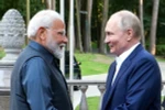 Thủ tướng Ấn Độ Narendra Modi (trái) và Tổng thống Nga Vladimir Putin tại cuộc gặp ở Moskva ngày 8/7. (Ảnh: ANI/TTXVN)