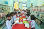 Học sinh đọc sách, truyện tại tủ sách Đinh Hữu Dư. (Ảnh minh họa. Hồng Điệp/TTXVN)