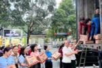 Các mặt hàng cứu trợ nhu yếu phẩm được người dân Bình Dương vận chuyển lên xe chuyển ra miền Bắc để hỗ trợ nhân dân tỉnh Lào Cai bị ảnh hưởng bởi bão lũ. ()Ảnh: Dương Chí Tưởng/TTXVN