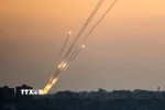 Rocket được phóng từ Dải Gaza vào lãnh thổ Israel. (Ảnh: AFP/TTXVN)