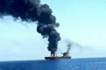 Một con tàu bị tấn công ngoài khơi Hodeidah, Yemen. (Ảnh: IRNA/TTXVN)