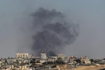 Khói bốc lên sau cuộc không kích của Israel xuống thành phố Rafah, Dải Gaza. (Ảnh: THX/TTXVN)