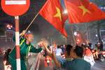 Hình ảnh cờ đỏ sao vàng ''cháy rực'' các con đường khắp đất nước