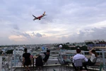 Uống càphê ngắm máy bay - thú vui độc đáo tại TP Hồ Chí Minh