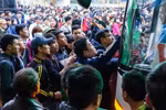 Khi có vé trong tay cũng chưa chắc lên được xe vì còn phải tranh giành với rất nhiều người khác để có được một chỗ ngồi yên ổn. (Ảnh: Minh Sơn/Vietnam+)